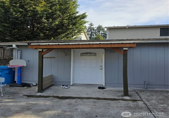 Photo 4 of Single family home for sale at 1750 NE 146th Street, Shoreline, WA 98155 | MLS# NWM2588047 | Listing updated on 2026-10-17