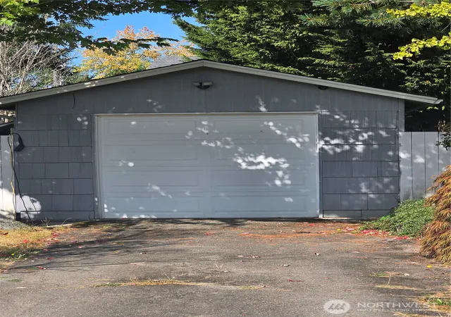 Photo 3 of Single family home for sale at 1750 NE 146th Street, Shoreline, WA 98155 | MLS# NWM2588047 | Listing updated on 2026-10-17