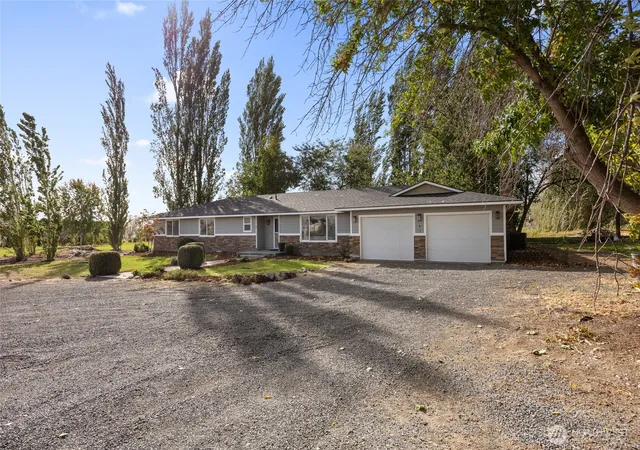 Photo 2 of Single family home for sale at 6856 Road E Ne, Moses Lake, WA 98837 | MLS# NWM2588067 | Listing updated on 2026-09-29