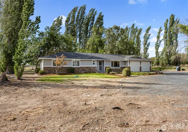 Photo 3 of Single family home for sale at 6856 Road E Ne, Moses Lake, WA 98837 | MLS# NWM2588067 | Listing updated on 2026-09-29