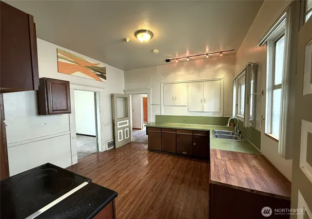 Photo 3 of Single family home for sale at 919 Martin Luther King Jr Way, Seattle, WA 98122 | MLS# NWM2588146 | Listing updated on 2026-09-30