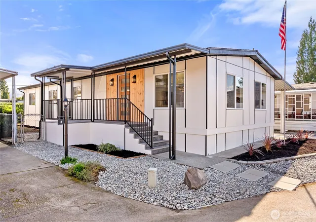 Photo 4 of Manufactured home for sale at 1510 Maple Ln #7, Kent, WA 98030 | MLS# NWM2588156 | Listing updated on 2026-09-30