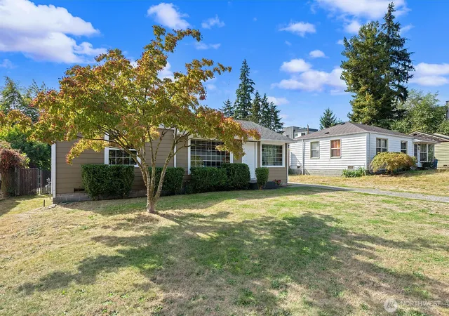 Photo 2 of Single family home for sale at 829 Ne 189th Street, Shoreline, WA 98155 | MLS# NWM2588190 | Listing updated on 2026-09-30