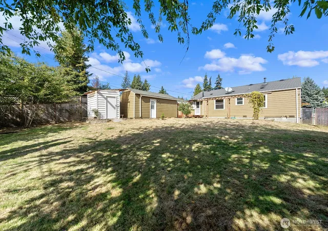Photo 3 of Single family home for sale at 829 Ne 189th Street, Shoreline, WA 98155 | MLS# NWM2588190 | Listing updated on 2026-09-30