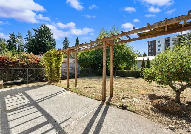 Photo 3 of Single family home for sale at 829 NE 189th Street, Shoreline, WA 98155 | MLS# NWM2588190 | Listing updated on 2026-09-30