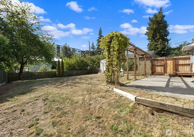 Photo 4 of Single family home for sale at 829 NE 189th Street, Shoreline, WA 98155 | MLS# NWM2588190 | Listing updated on 2026-09-30