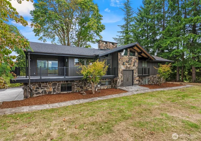 Photo 3 of Single family home for sale at 816 Si Town Rd, Castle Rock, WA 98611 | MLS# NWM2588217 | Listing updated on 2026-09-30