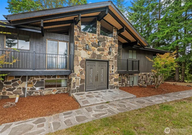 Photo 3 of Single family home for sale at 816 Si Town Rd, Castle Rock, WA 98611 | MLS# NWM2588217 | Listing updated on 2026-09-30