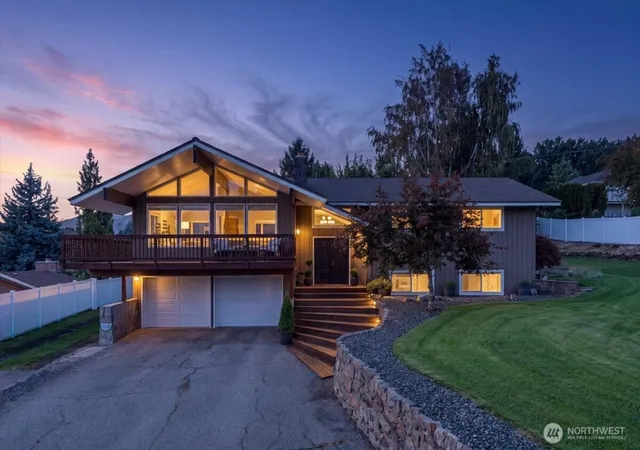 Photo 1 of Single family home for sale at 149 20th Place Ne, East Wenatchee, WA 98802 | MLS# NWM2588230 | Listing updated on 2026-10-01