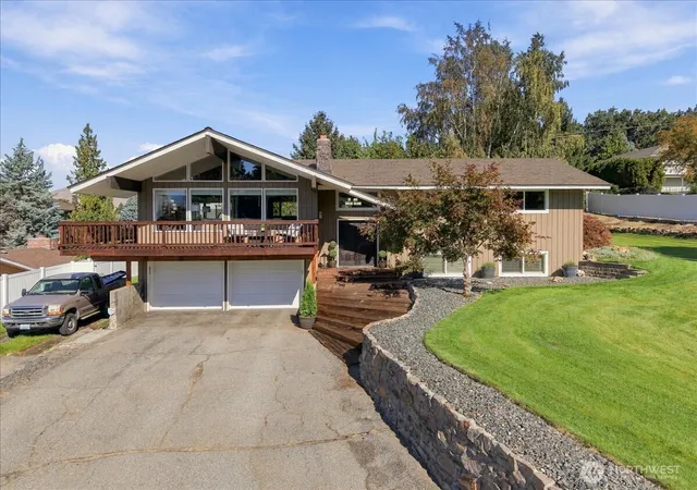 Photo 2 of Single family home for sale at 149 20th Place Ne, East Wenatchee, WA 98802 | MLS# NWM2588230 | Listing updated on 2026-10-01