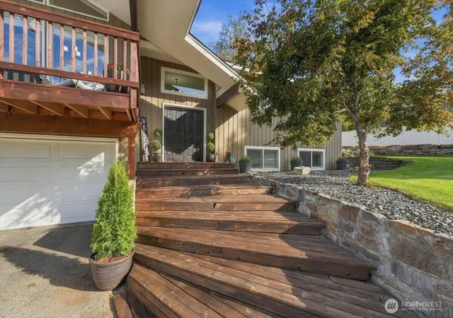 Photo 3 of Single family home for sale at 149 20th Place Ne, East Wenatchee, WA 98802 | MLS# NWM2588230 | Listing updated on 2026-10-01