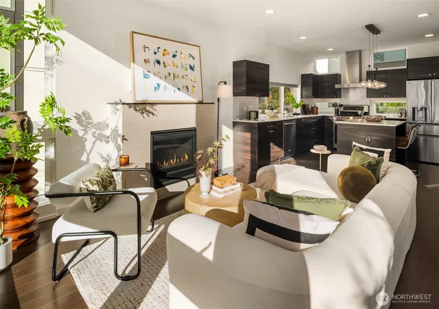 Photo 3 of Sale Pending at 1140 10th Avenue E #B, Seattle, WA 98102 | MLS# NWM2588239 | Listing updated on 2026-10-11