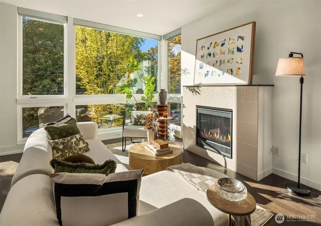 Photo 4 of Sale Pending at 1140 10th Avenue E #B, Seattle, WA 98102 | MLS# NWM2588239 | Listing updated on 2026-10-11