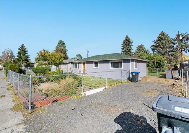 Photo 3 of Single family home for sale at 1539 N Mary St, Moses Lake, WA 98837 | MLS# NWM2588253 | Listing updated on 2026-09-29
