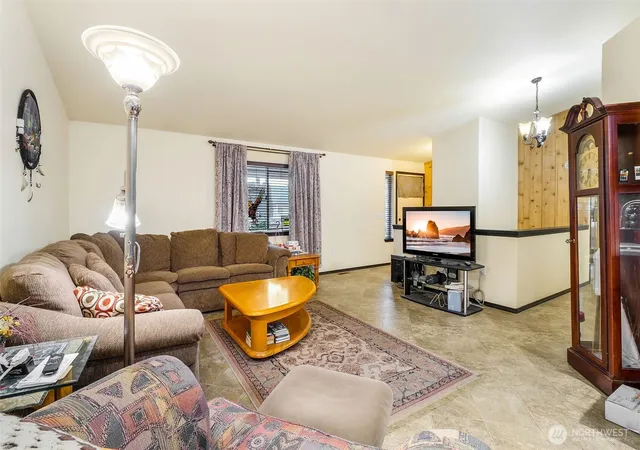 Photo 3 of Single family home for sale at 3818 Thayer Rd NE, Moses Lake, WA 98837 | MLS# NWM2588279 | Listing updated on 2026-09-29