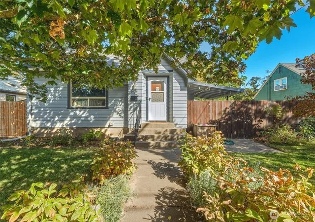Single family home for sale at 1028 N Clinton St, Walla Walla, WA 99362 | MLS# NWM2588294