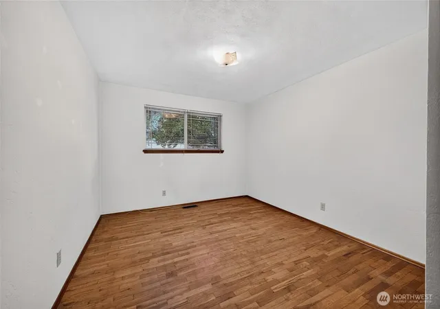 Photo 4 of Single family home for sale at 2016 J St NE, Auburn, WA 98002 | MLS# NWM2588326 | Listing updated on 2026-10-02