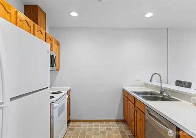 Photo 4 of Townhouse for sale at 15815 Admiralty Way #D-4, Lynnwood, WA 98087 | MLS# NWM2588336 | Listing updated on 2026-10-02