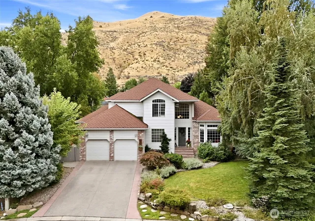 Photo 1 of Single family home for sale at 2005 Center Ct Dr, Wenatchee, WA 98801 | MLS# NWM2588342 | Listing updated on 2026-10-01