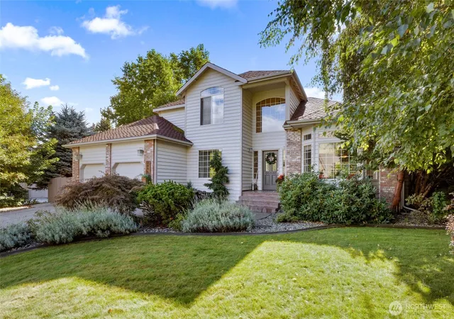 Photo 2 of Single family home for sale at 2005 Center Ct Dr, Wenatchee, WA 98801 | MLS# NWM2588342 | Listing updated on 2026-10-01