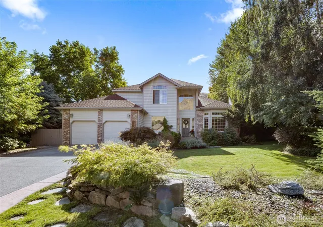 Photo 3 of Single family home for sale at 2005 Center Ct Dr, Wenatchee, WA 98801 | MLS# NWM2588342 | Listing updated on 2026-10-01