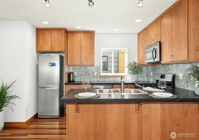 Photo 4 of Townhouse for sale at 4331 9th Avenue NE #C, Seattle, WA 98105 | MLS# NWM2588350 | Listing updated on 2026-10-02