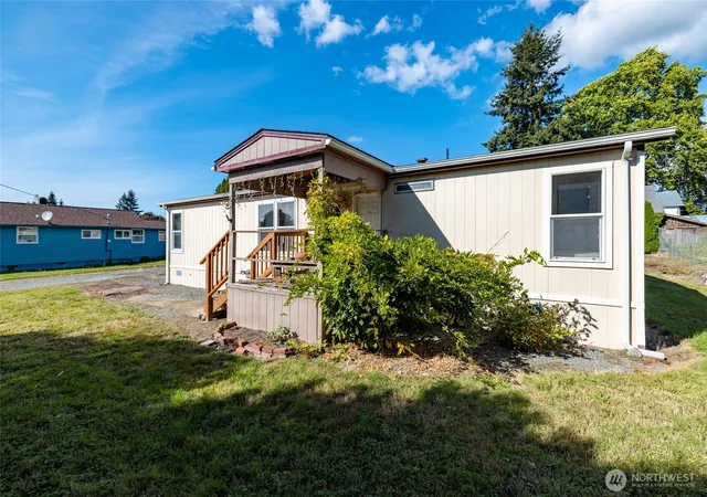 Photo 3 of Manufactured home for sale at 620 Alexander St, Sedro Woolley, WA 98284 | MLS# NWM2588352 | Listing updated on 2026-09-29