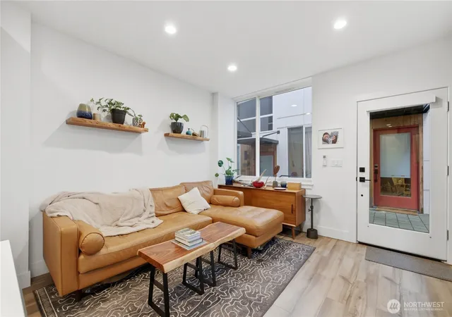 Photo 4 of Townhouse for sale at 909 Hiawatha Pl S #C, Seattle, WA 98144 | MLS# NWM2588411 | Listing updated on 2026-10-01