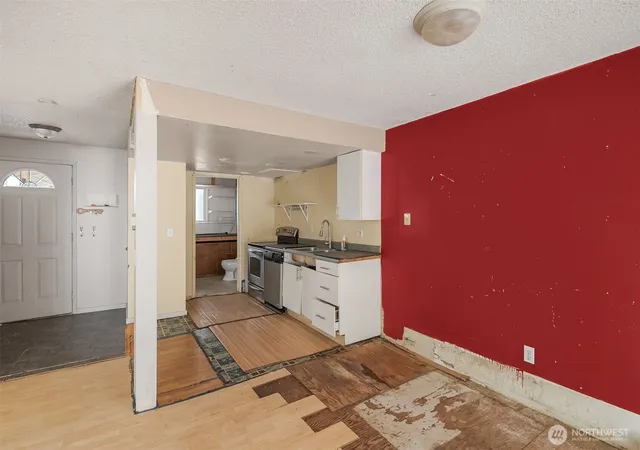 Photo 3 of House for sale at 6107 Kenwood Dr, Everett, WA 98203 | MLS# NWM2588424 | Listing updated on 2026-10-02