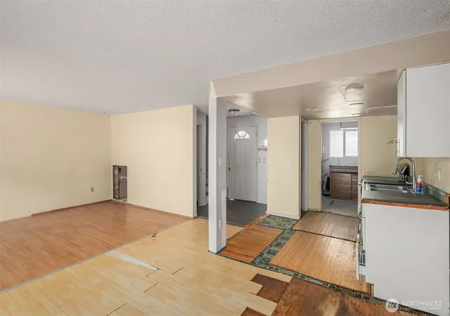 Photo 4 of House for sale at 6107 Kenwood Dr, Everett, WA 98203 | MLS# NWM2588424 | Listing updated on 2026-10-02