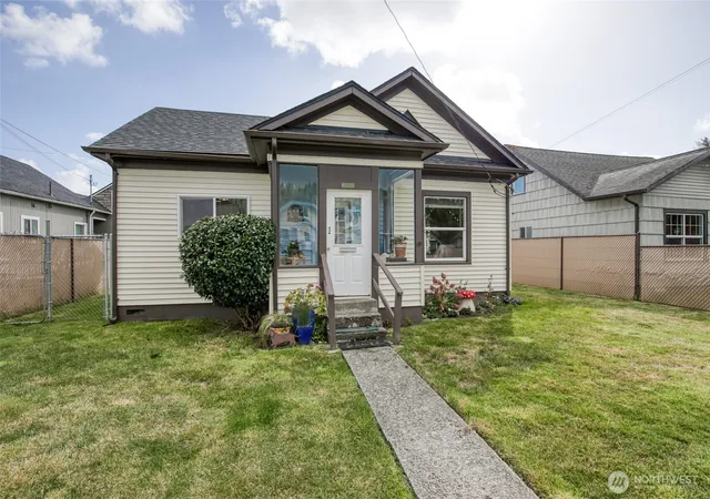 Photo 1 of Single family home for sale at 2832 Pacific Ave, Hoquiam, WA 98550 | MLS# NWM2588433 | Listing updated on 2026-09-29