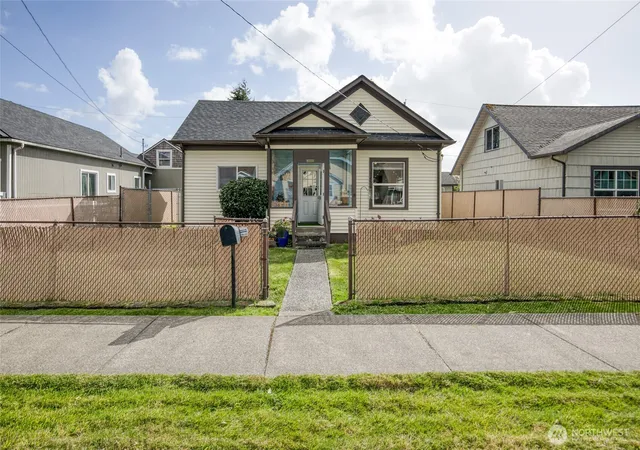 Photo 2 of Single family home for sale at 2832 Pacific Ave, Hoquiam, WA 98550 | MLS# NWM2588433 | Listing updated on 2026-09-29