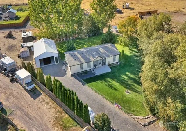 Photo 3 of Manufactured home for sale at 4072 Rd E9 Ne, Moses Lake, WA 98837 | MLS# NWM2588441 | Listing updated on 2026-09-29
