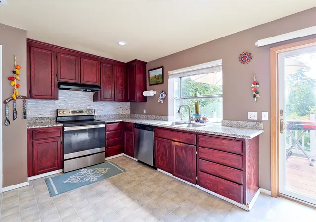 Photo 2 of Single family home for sale at 1921 Sw 331st Place, Federal Way, WA 98023 | MLS# NWM2588450 | Listing updated on 2026-09-29