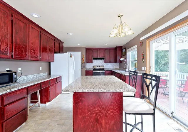 Photo 4 of Single family home for sale at 1921 SW 331st Place, Federal Way, WA 98023 | MLS# NWM2588450 | Listing updated on 2026-09-29