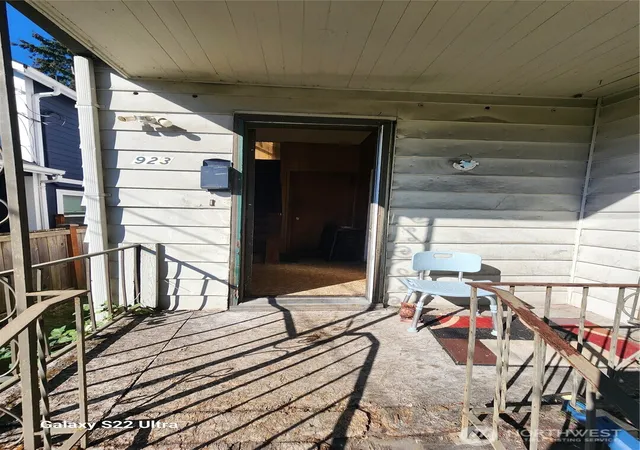 Photo 2 of Single family home for sale at 923 24th Avenue S, Seattle, WA 98144 | MLS# NWM2588455 | Listing updated on 2026-10-13