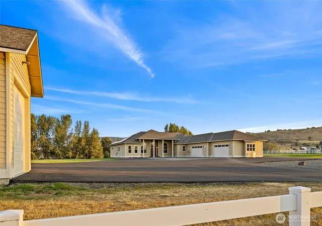Photo 2 of Single family home for sale at 240 Majestic Hts Dr, Ellensburg, WA 98926 | MLS# NWM2588460 | Listing updated on 2026-09-29