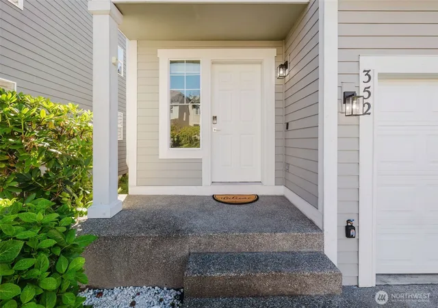 Photo 2 of Townhouse for sale at 352 Ne Miramar Cir, Bremerton, WA 98311 | MLS# NWM2588482 | Listing updated on 2026-10-02