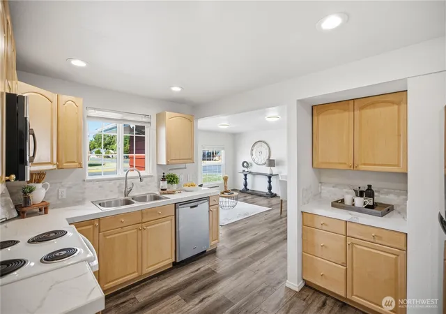 Photo 3 of Single family home for sale at 626 9th Avenue Se, Puyallup, WA 98372 | MLS# NWM2588499 | Listing updated on 2026-10-01