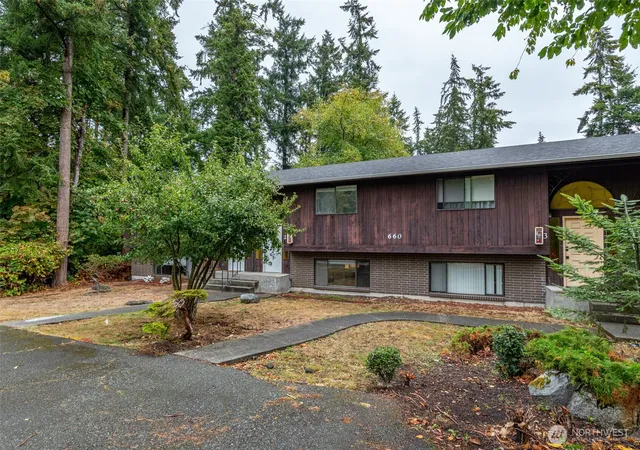 Photo 3 of Townhouse for sale at 660 Sw Harrier Cir #2, Oak Harbor, WA 98277 | MLS# NWM2588512 | Listing updated on 2026-10-01