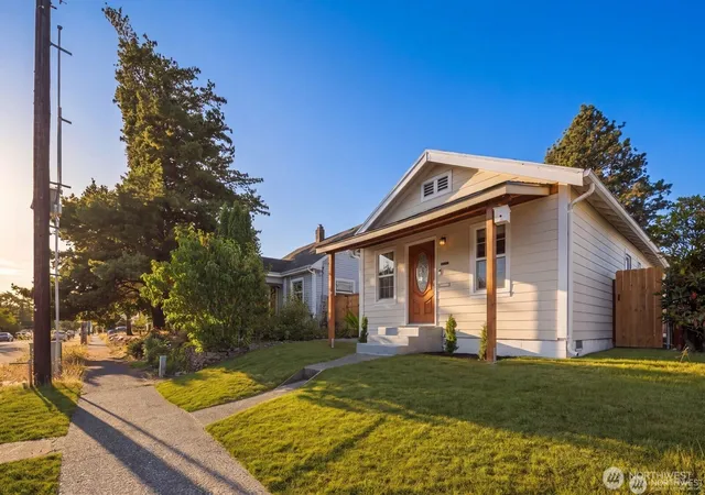 Photo 2 of Single family home for sale at 6222 S Warner St, Tacoma, WA 98409 | MLS# NWM2588567 | Listing updated on 2026-09-29