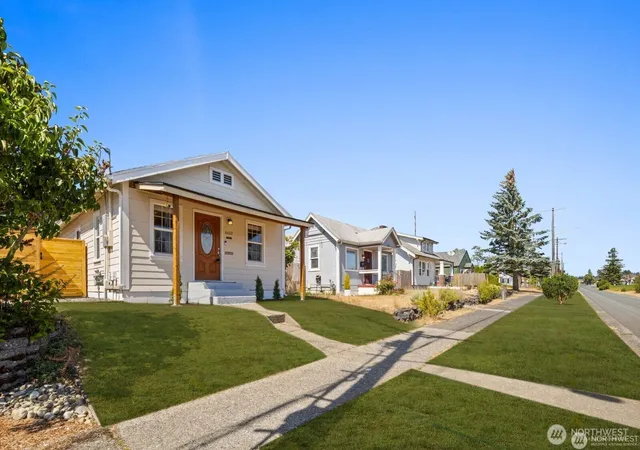 Photo 3 of Single family home for sale at 6222 S Warner St, Tacoma, WA 98409 | MLS# NWM2588567 | Listing updated on 2026-09-29