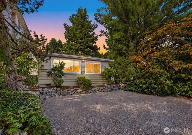 Photo 2 of Single family home for sale at 9515 Linden Ave N, Seattle, WA 98103 | MLS# NWM2588576 | Listing updated on 2026-10-01