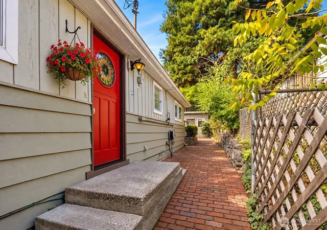 Photo 3 of Single family home for sale at 9515 Linden Ave N, Seattle, WA 98103 | MLS# NWM2588576 | Listing updated on 2026-10-01