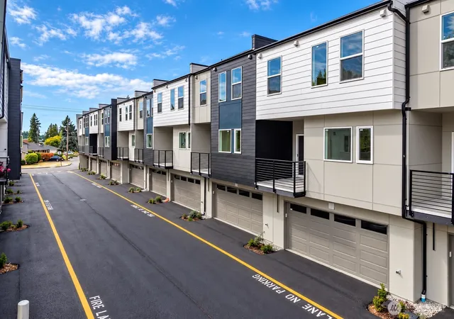 Townhouse for sale at 11541 17th Circle SW, Burien, WA 98146 | MLS# NWM2588586