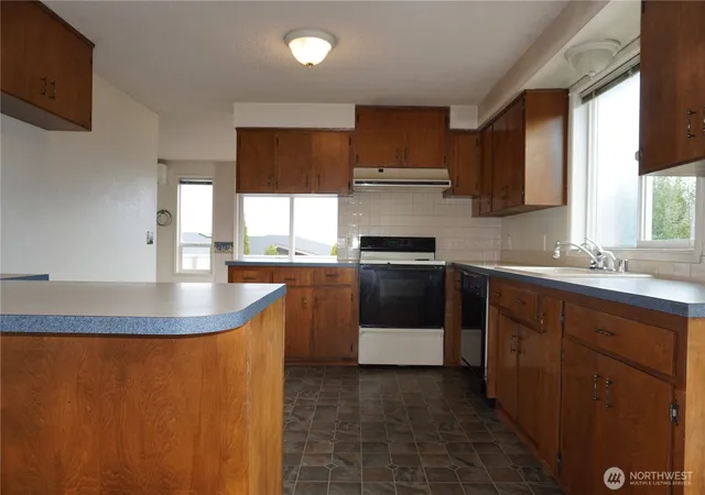 Photo 4 of Single family home for sale at 711 Christman Pl, Port Angeles, WA 98362 | MLS# NWM2588600 | Listing updated on 2026-10-02