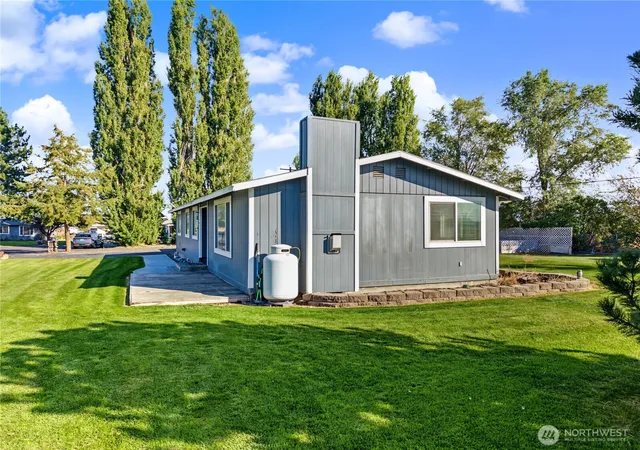Photo 3 of Single family home for sale at 3022 Arrow Pl Ne, Moses Lake, WA 98837 | MLS# NWM2588619 | Listing updated on 2026-10-01