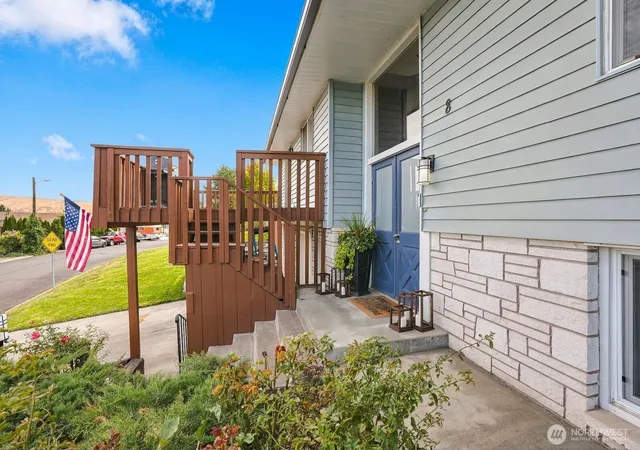 Photo 2 of Single family home for sale at 8 N 12th Street, Selah, WA 98942 | MLS# NWM2588634 | Listing updated on 2026-09-29