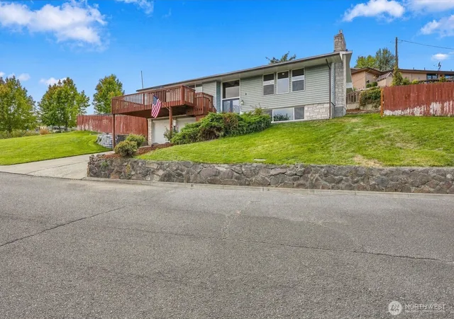 Photo 3 of Single family home for sale at 8 N 12th Street, Selah, WA 98942 | MLS# NWM2588634 | Listing updated on 2026-09-29