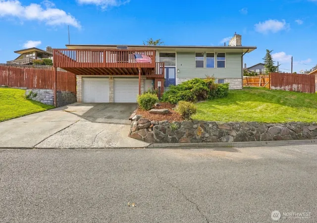 Photo 3 of Single family home for sale at 8 N 12th Street, Selah, WA 98942 | MLS# NWM2588634 | Listing updated on 2026-09-29
